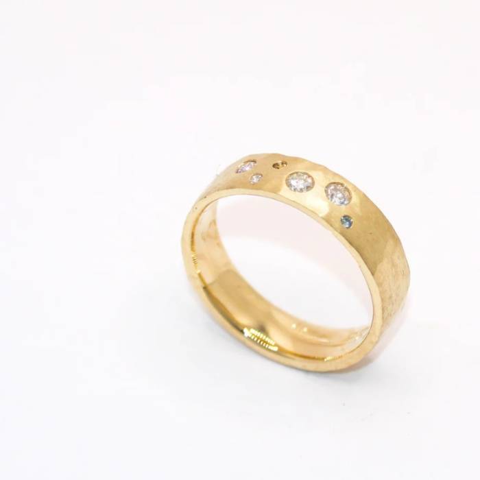 Neues aus Altgold Ring Brillanten gehämmert
